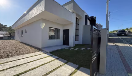 Casa à venda com 3 dormitórios (1 suíte) e amplo espaço de terreno bem próximo a