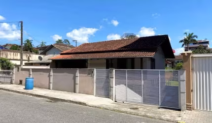 Casa à venda com terreno de 705 m2 e área edificada de aprox. 270 m2 no bairro D