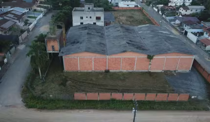 Galpão disponível para locação em Indaial com 2.600 m2 de área construída, com ó