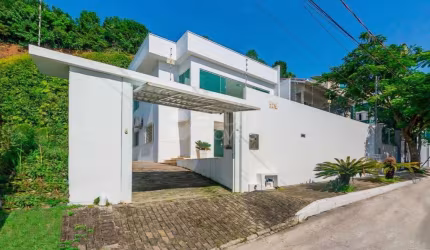 Casa 04 dormitórios a venda Praia dos Amores - Balneário Camboriú
