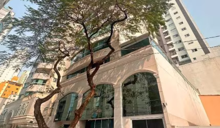 APARTAMENTO MOBILIADO E PRONTO PARA USO - 2 SUITES - 1 VAGA - LAVABO - SACADA COM CHURRASQUEIRA A CARVÃO