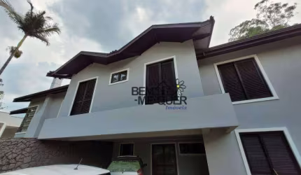 Belissima Casa com piscina em excelente localização do condomínio Serra dos Cristais