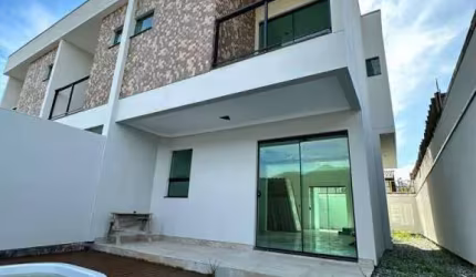 Sobrado com 03 suítes e piscina, no bairro Rio Pequeno.