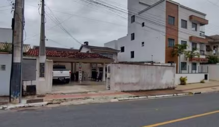 OPORTUNIDADE - Ampla casa no Bairro nações próximo a Av. Palestina