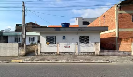Ampla casa com terreno a venda no bairro dos Municípios,