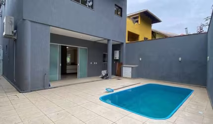 LOCAÇÃO - Ampla casa 03 suítes, piscina, em condomínio fechado Camboriú