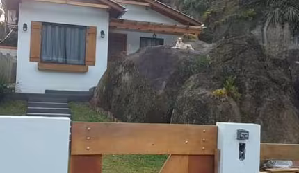 Casa com 02 dormitórios no Rio Pequeno - Camboriú