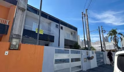 LOCAÇÃO - Amplo sobrado geminado no centro de Balneário Camboriú.