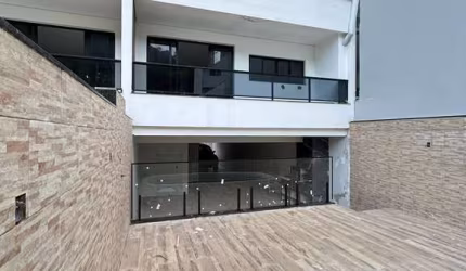 Elegância e conforto: Triplex de alto padrão com 324m², piscina privativa.