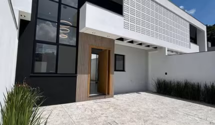 Seu novo lar! Casa térrea geminada, com 1 suíte + 2 quartos, espaço gourmet
