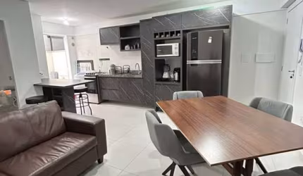 Amplo apartamento com terraço, 02 dormitórios e vaga coberta no Rio Pequeno