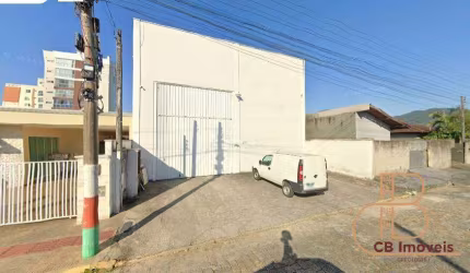 LOCAÇÃO - Galpão com 240m² para locação no Areias de Camboriú.