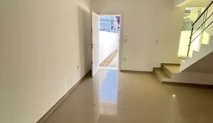 LOCAÇÃO - Amplo sobrado com 02 suítes, no bairro Rio Pequeno em Camboriú