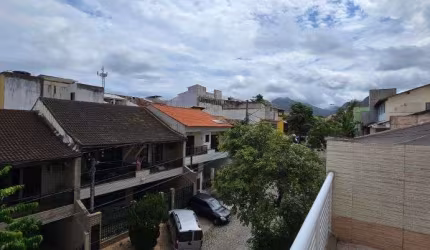 Taquara. Casa Triplex com Salão, 2 Quartos, Sendo 1 Suíte e 2 Vagas.
