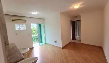 Camorim. Apartamento com Salão, 2 Quartos, Banheiro Social, Cozinha, Área de Serviço e 1 Vaga.