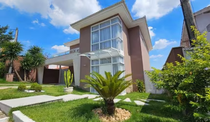 Anil. Casa de Condomínio com Salão, Varandão, 4 Quartos, Sendo 3 Suítes e 4 Vagas.