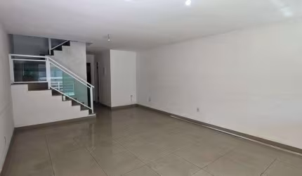 Freguesia. Casa no Bairro Araújo com 4 Quartos, Sendo 1 Suíte e Vaga de Garagem.