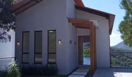 Teresópolis. Casa com Salão, 3 Quartos, sendo 1 Suíte em Albuquerque - Teresópolis - RJ