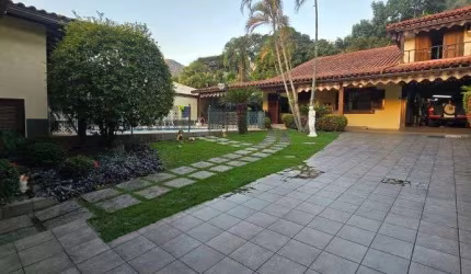 Anil. Bosque dos Esquilos. Casa Dúplex com Salão 4 Quartos e Vagas para 4 Carros.