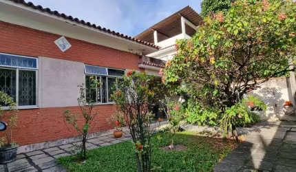 Pechincha. Casa Linear com Salas, 4 Quartos, 5 Vagas em Terreno de 552m².