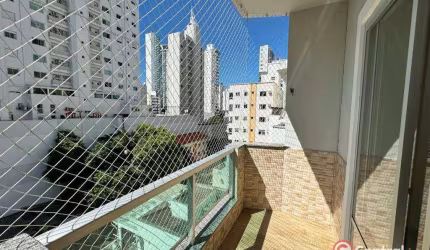 Locação anual: Apartamento com 2 quartos, sacada e vaga de garagem