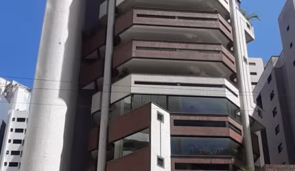 Apartamento amplo, próximo a Praia, Sala, Varandão, 04 Suites, Estar-intimo, Cozinha, Área de Serviço, Despensa, DCE,  Condominio c/ Portaria 24 horas, Piscina, Salão de Festas e Play Ground.