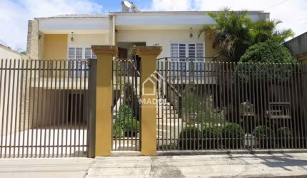 Casa à Venda em Centro, Ponta Grossa - PR