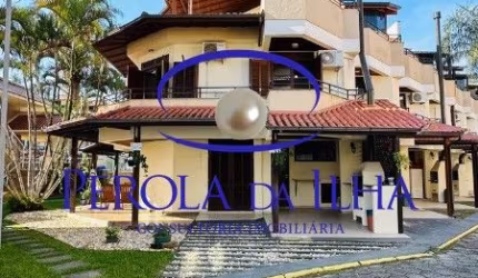 Apartamento Triplex Espaçoso na Quadra do Mar - Oportunidade Única!