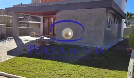Procurando o lar dos seus sonhos em um condomínio fechado? Esta casa é perfeita para você!