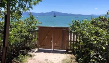 Este refúgio idílico, localizado de frente à praia, oferece tranquilidade e privacidade.
