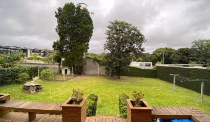Venha conhecer esta incrível casa em condomínio fechado, edificado em um amplo terreno de 800 m², localizado na orla do Cacupé, a apenas alguns metros da praia.