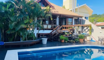 Venha se encantar com essa casa incrível e única localizada no bairro João Paulo, em Florianópolis.
