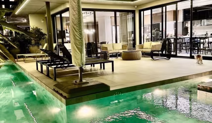 Venha conhecer esta espetacular casa de alto padrão! Com 4 quartos, 4 suítes, 4 banheiros, 4 vagas de garagem e uma área total de 430m2, esta residência é simplesmente deslumbrante.