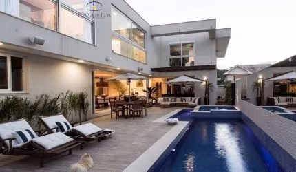 Venha conhecer esse verdadeiro show room de casa localizada a apenas 800 metros da praia em um condomínio fechado em Jurerê, ao lado de um dos melhores colégios da região.