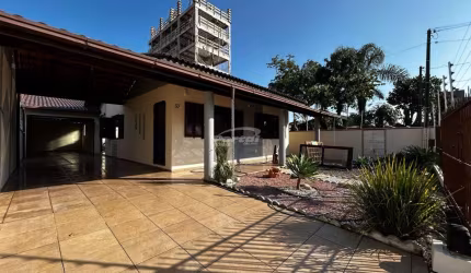Casa com 2 quartos para alugar no Itacolomi, Balneário Piçarras , 120 m2 por R$ 4.600