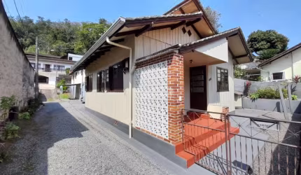 Casa com 3 quartos para alugar no Velha, Blumenau , 86 m2 por R$ 2.350