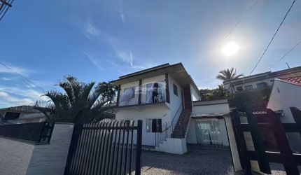 Casa com 2 quartos à venda no Gasparinho, Gaspar , 251 m2 por R$ 790.000