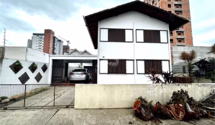 Casa comercial com 1 sala para alugar no Centro, Balneário Piçarras  por R$ 6.000