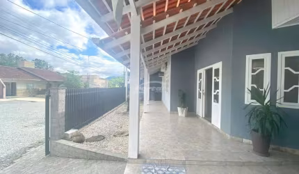 Casa com 3 quartos para alugar no Itoupava Central, Blumenau , 193 m2 por R$ 3.900
