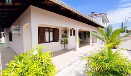 Casa com 4 quartos para alugar em Água Verde, Blumenau , 211 m2 por R$ 5.400