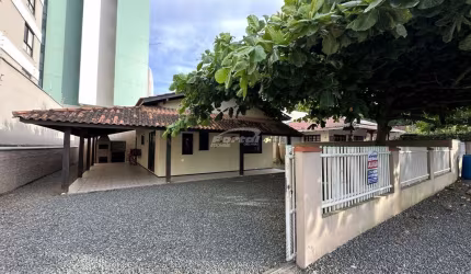 Casa com 3 quartos para alugar no Centro, Balneário Piçarras , 90 m2 por R$ 3.800