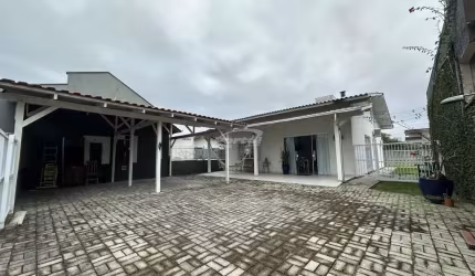 Casa com 5 quartos para alugar no Itacolomi, Balneário Piçarras , 150 m2 por R$ 7.000