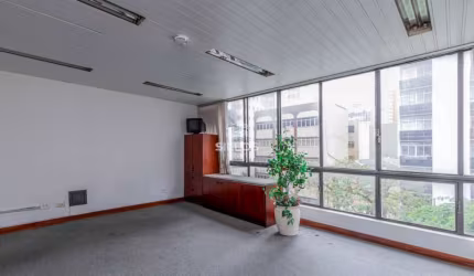 Sala comercial para alugar com 69 m² no Centro de Curitiba