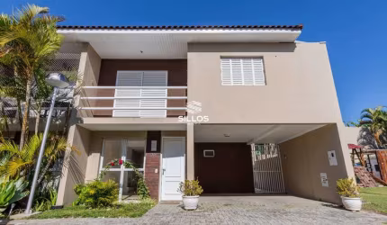 Sobrado em condomínio no Ahú