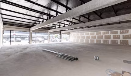 Loja 04 com 93,00 m² para alugar no Centro Comercial Vila Lamu no Novo Mundo