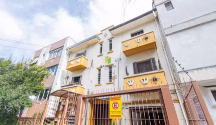 Apartamento  térreo com 2 dormitórios, 1 vaga, 46m2 no Bom Fim.
