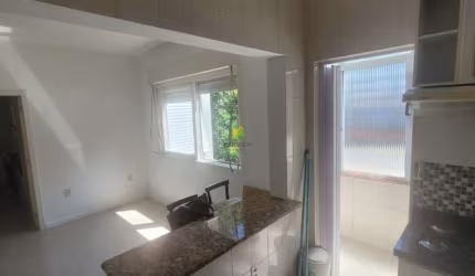 Apartamento 2 dormitórios, 1 banheiro, living 2 ambientes, cozinha e área de serviço na Rua Gen. Sergio de Oliveira