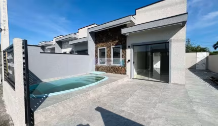 Residência com excelente acabamento - 2 dormitórios sendo uma suíte/Piscina.