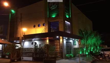 IMÓVEL SALÃO COMERCIAL NA QUADRA MAR - NO CALÇADÃO DE PRAIA DE LESTE!