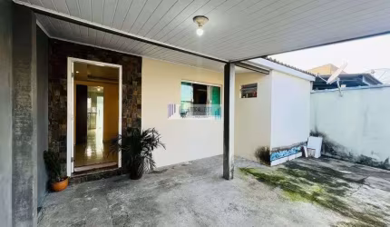Residência em alvenaria - 2 dormitórios - Quintal - em ótima localização.